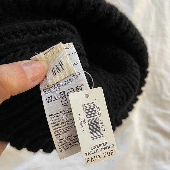 NWT GAP FUR POM POM TUQUE BEANIE - Picture 3 of 3